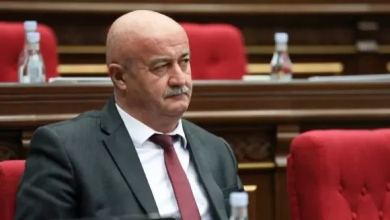 Հայհոյանքը միակողմանի է եղել՝ իմ կողմից, հետո քացով խփեցի, սեղանը շրջվեց․ Հովիկ Աղազարյան. «Հրապարակ»