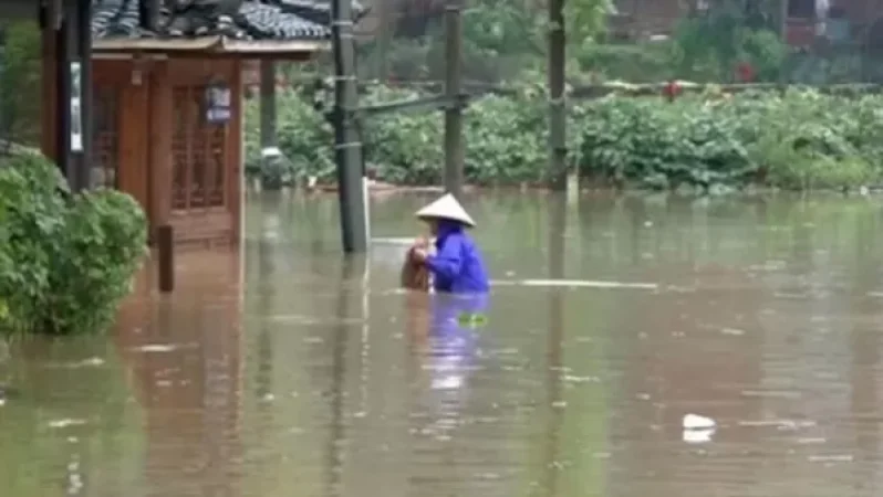Heavy Rainfall in China Claims 21 Lives