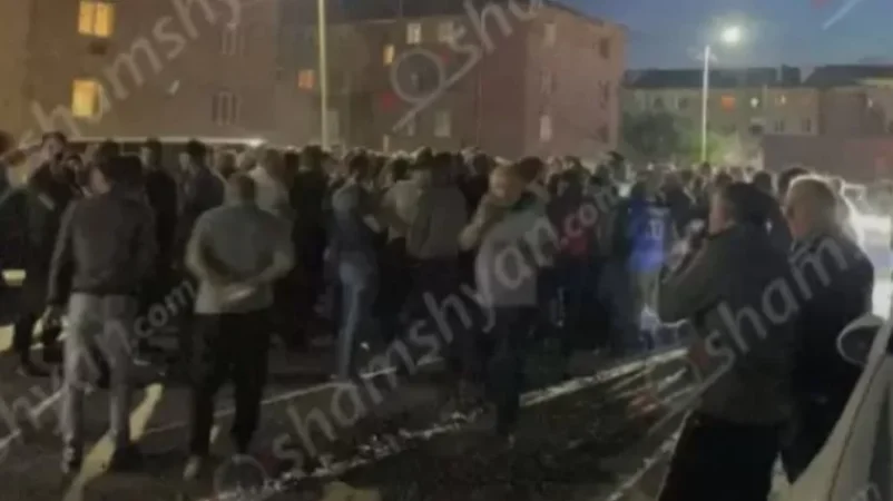 Լարված իրավիճակ․ պահանջում են հիվանդ անչափահասի երեսին գազ փչած և մահակով հարվածած ՔՊ-ական պաշտոնյային․ ԶԼՄ