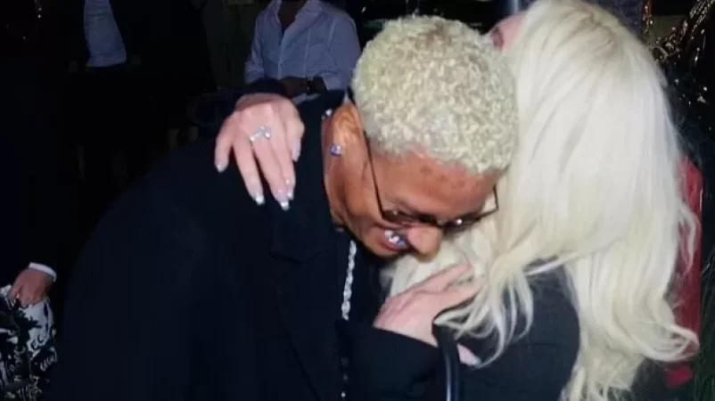 Պապարացիները լուսանկարել են Շերին ու նրա երիտասարդ ընկերոջը