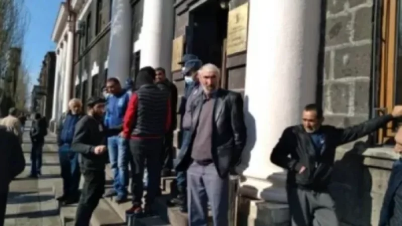 Գերիների ծնողները չեն բացել Շիրակի մարզպետարանի մուտքը, աշխատակիցները գիշերել են շենքում