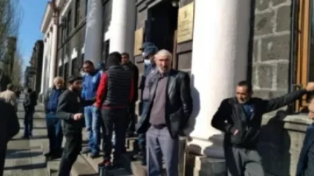 Գերիների ծնողները չեն բացել Շիրակի մարզպետարանի մուտքը, աշխատակիցները գիշերել են շենքում