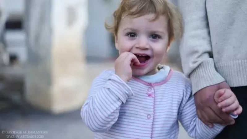 Այս փոքրիկ հրաշքը Ստեփանակերտի այս օրերի ամենահավատարիմ բնակիչներից է