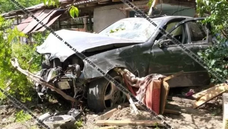 Mercedes-ը մխրճվել է տան մեջ՝ փլուզելով պատերն ու առաստաղը. կա վիրավոր