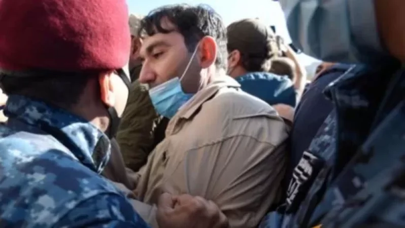 Կառավարության մոտից բերման է ենթարկվել 69 քաղաքացի