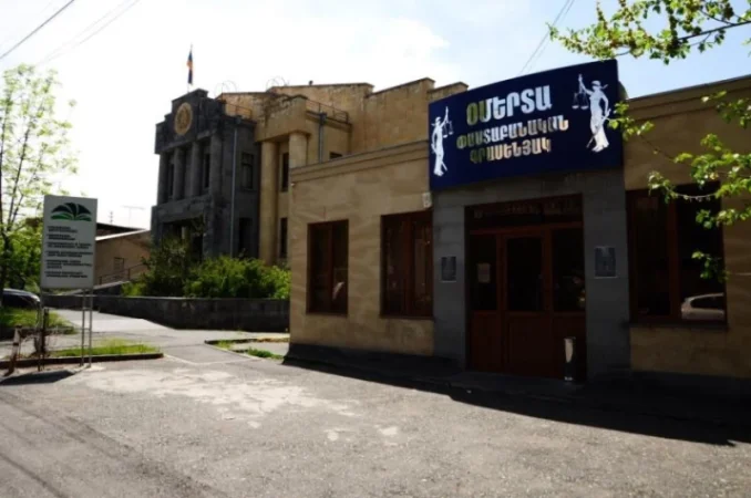 Փաստաբան չհանդիսացող անձը, ծառայություններ մատուցելու պատրվակով, քաղաքացիներից հափշտակություն է կատարել