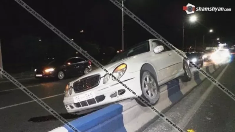 Իսակովի պողոտայում վթարի հետևանքով մեքենան հայտնվել է բաժանարար գոտու բետոնե արգելապատնեշի վրա