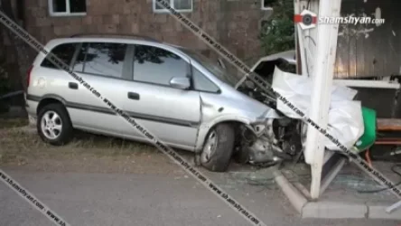 Opel-ը բախվել է էլեկտրասյանն ու երթուղայինների կանգառին