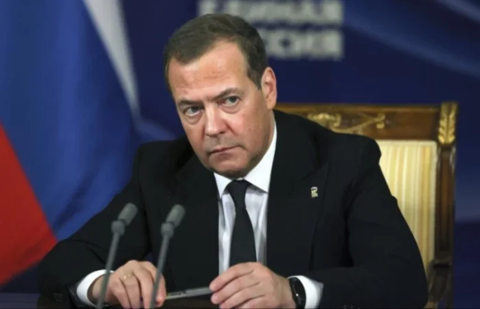 Արժե նստել ափին և սպասել, որ թշնամու դիակը լողա մեր կողքով․ Մեդվեդև