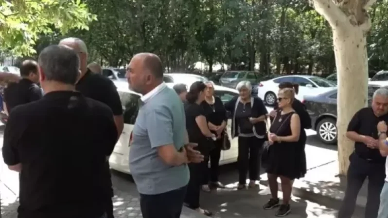 Զոհված զինծառայողների հարազատները բողոքի ակցիա են իրականացնում Դատախազության շենքի առջև