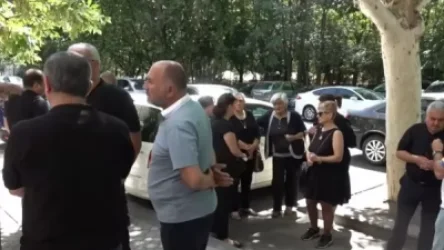 Զոհված զինծառայողների հարազատները բողոքի ակցիա են իրականացնում Դատախազության շենքի առջև