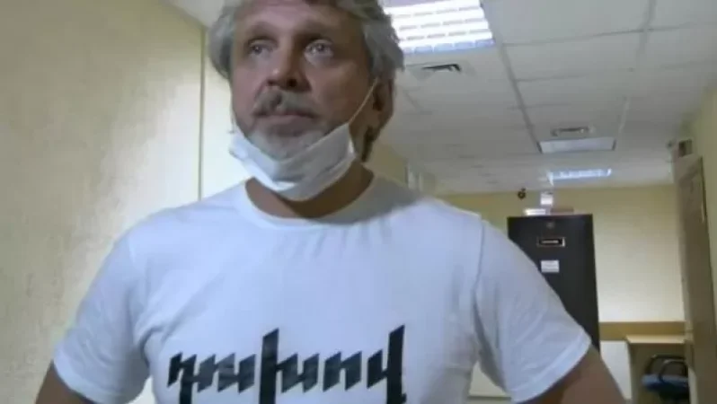 Բլոգեր Ալեքսեյ Ռոմանովը Խաբարովսկում ձերբակալվեու ժամանակ ելել է «դուխով» գրությամբ շապիկով