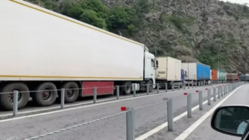 Երկու շաբաթ է` վրացական կողմը թույլ չի տալիս ՌԴ-ից Հայաստան եկող բեռները սահմանը հատեն. Առավոտ