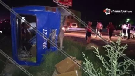 Խոշոր ավտովթար Արարատի մարզում. բախվել են Opel-ն ու Ford Transit-ը. վերջինս կողաշրջվել է. կա 5 վիրավոր