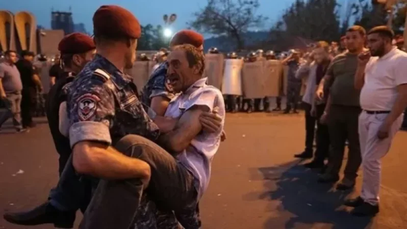 Պռոշյան-Դեմիրճյան փողոցների խաչմերուկում զանգվածային անկարգությունների գործով 10 անձ կալանավորվել է․ ՔԿ