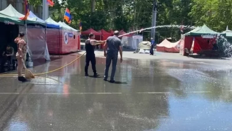 Լուսանկարներ․ Ֆրանսիայի հրապարակում մաքրություն ժամ է․ Գեղամ Մանուկյան