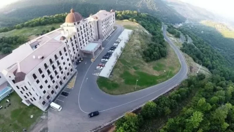 Հրապարակ. «Գոլդեն փելես»-ի երրորդ աճուրդն է՞լ չի կայանա. Հետաքրքրվողները դրսից են, բայց չեն կարողանում գալ, տեսնել