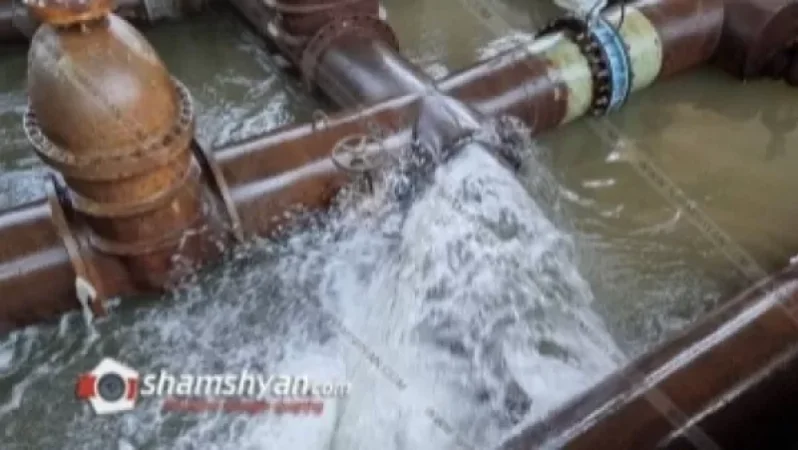 Արտակարգ իրավիճակ` Արարատի մարզում. 2 ժամ է՝ խմելու ջուրը անխնա հոսում է ու ողողել է ողջ ճանապարհը