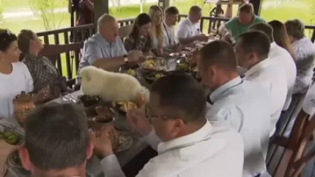 ՏԵՍԱՆՅՈՒԹ. Արտոնյալը. Լուկաշենկոյի շունը` սեղանի վրա