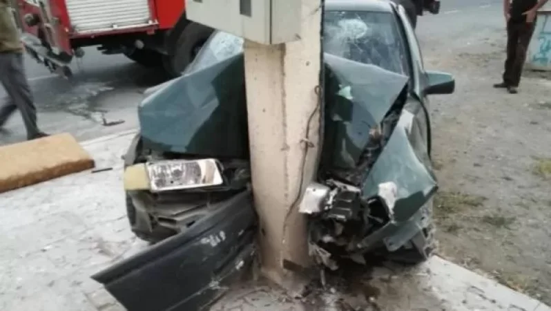 Արմավիրում ավտոմեքենան բախվել է էլեկտրական սյանը. 4 մարդ հոսպիտալացվել է