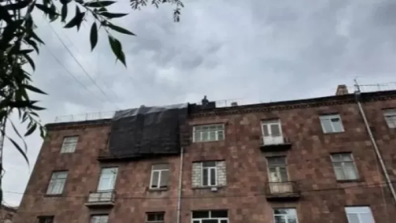 Ուժեղ քամին Գյումրիում պոկել է շենքերից մեկի տանիքի թիթեղները. ԱԻՆ