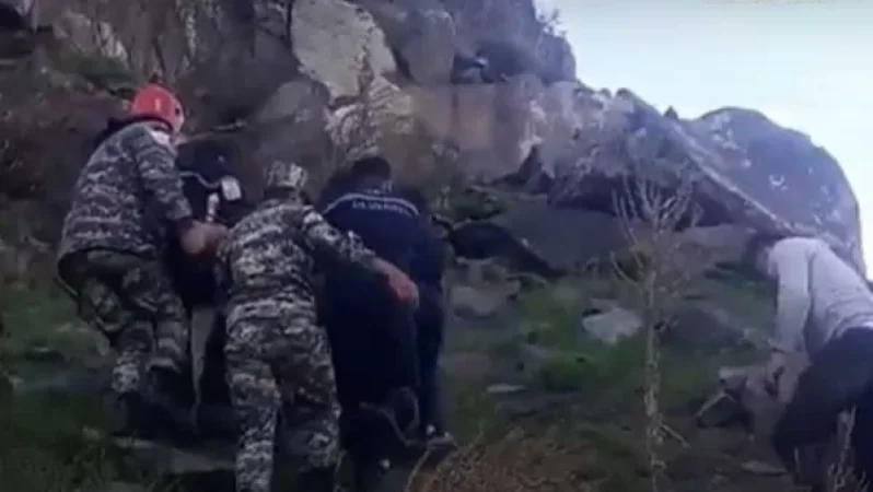 Արագածոտնում ժայռից երկու քաղաքացի ընկել է ձորակը․ ԱԻՆ