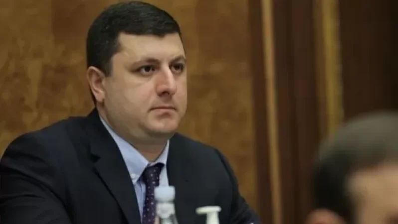 Գնդապետ Սահակ Սահակյանին խորհուրդ եմ տալիս վերոնշյալ թեմանները մեկնաբանել բացառապես զինվորական, մասնագիտական տեսանկյունից. Աբրահամյան