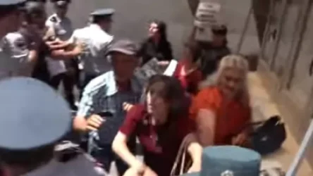 ՏԵՍԱՆՅՈՒԹ. Լարված իրավիճակ` ՌԴ դեսպանատան մոտ. գերիների հարազատների ու ոստիկանների միջև քաշքշուկ սկսվեց