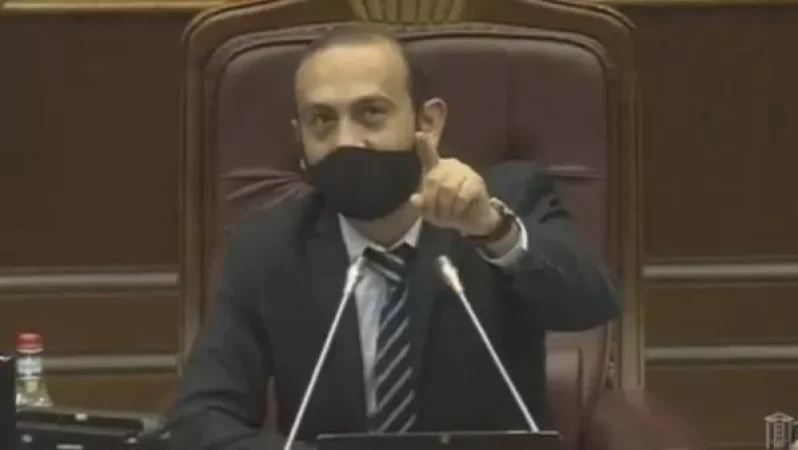 ԱԺ նախագահը ՇՄ նախարարին հիշեցրել է լուսատախտախի վերևի ձախ անկյունում գոյություն ունեցողի մասին