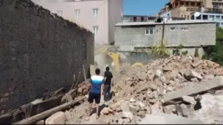 Քանդման աշխատանքների պատճառով բնակելի տան պատ է վնասվել. Ֆիրդուսի բնակիչներն ահազանգում են
