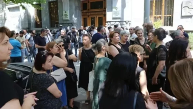 «Արթո՛ւր, իջի ցած». Զոհված զինծառայողների ծնողները գլխավոր դատախազության դիմաց են