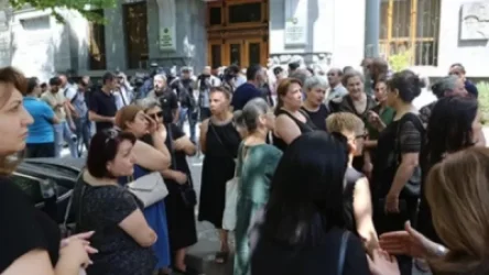 «Արթո՛ւր, իջի ցած». Զոհված զինծառայողների ծնողները գլխավոր դատախազության դիմաց են