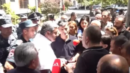 ՏԵՍԱՆՅՈՒԹ. Առանց հեռախոսի ու լրագրողի 10 ծնողի հանդիպման են կանչել. լարված վիճակ` դատախազության մոտ