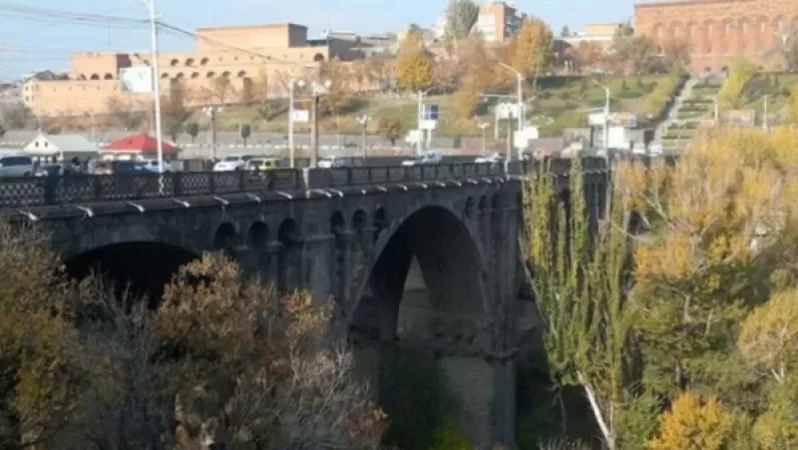 Քաղաքացին ցանկանում է ինքնասպան լինել. Հաղթանակի կամրջի մոտ են փրկարարները