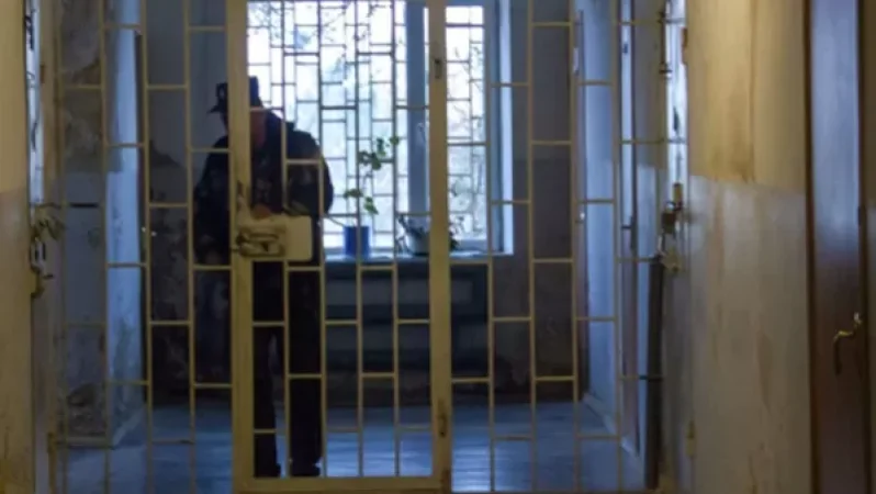 29 օր հացադուլի մեջ գտնվող կալանավորը ծայրահեղ քայլի է դիմել՝ ոտքերը մեխել է հատակին. պաշտպան