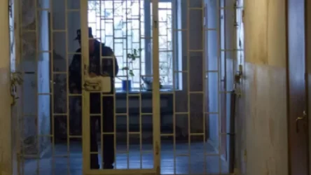 29 օր հացադուլի մեջ գտնվող կալանավորը ծայրահեղ քայլի է դիմել՝ ոտքերը մեխել է հատակին. պաշտպան