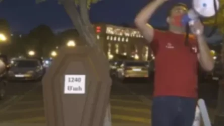 «Այլընտրանք» ՀԿ ղեկավար Նարեկ Մանթաշյանը բերման ենթարկվեց. Նա կառավարության շենքի մոտ դագաղ էր տեղադրել