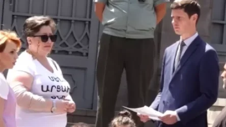 Արցախի ապաշրջափակման պահանջով ակցիայի մասնակիցները նամակ հանձնեցին ՌԴ դեսպանատուն