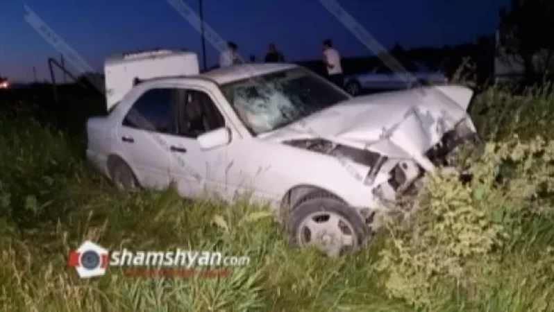 Mercedes-ը Կոտայքի մարզում տապալել է մի քանի գազասյուներ ու հայտնվել դաշտում. մի քանի գյուղերի գազամատակարարումը դադարեցվել է. Shamshyan. com