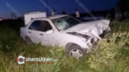 Mercedes-ը Կոտայքի մարզում տապալել է մի քանի գազասյուներ ու հայտնվել դաշտում. մի քանի գյուղերի գազամատակարարումը դադարեցվել է. Shamshyan. com