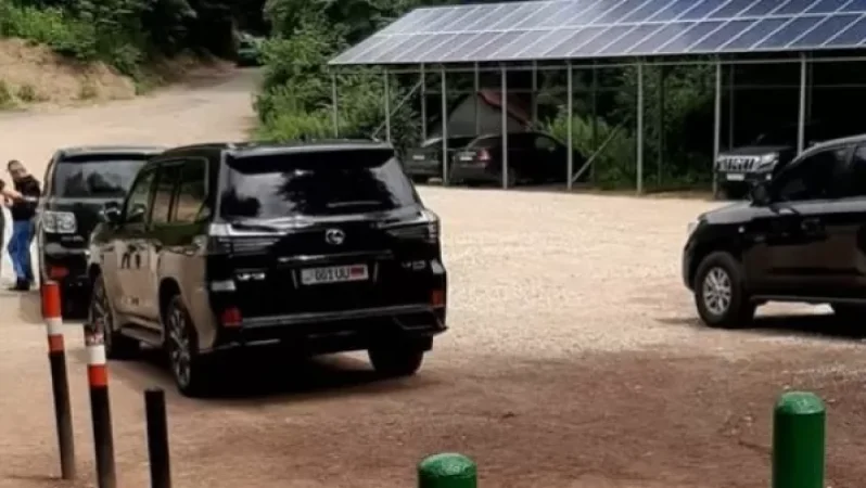 «Փաշինյանը աշխատանքային ժամին փչովի նավակ էր վարում». լրագրողն ահազանգում է