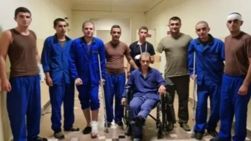 Շնորհակալ եմ, տղերք, որ անսասան կանգնեցիք. Սարգիս Ստեփանյանն այցելել է վիրավոր զինվորներին