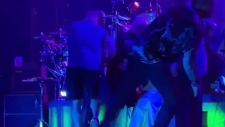 Բացառիկ կադրեր. «Գրեմմի» բազմակի դափնեկիրը բեմում ուշագնաց է եղել և հոսպիտալացվել