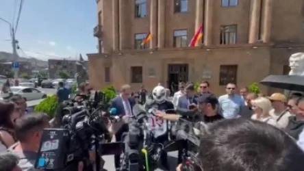 ՏԵՍԱՆՅՈՒԹ. Փաստաբանների բողոքի ակցիան` զրահաբաճկոնով ու սաղավարտով