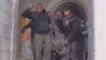 ՏԵՍԱՆՅՈՒԹ. Բացառիկ կադրեր Շուշիից. Ղազանչեցոց հրետակոծված եկեղեցուց դուրս են բերում վիրավոր լրագրողներին