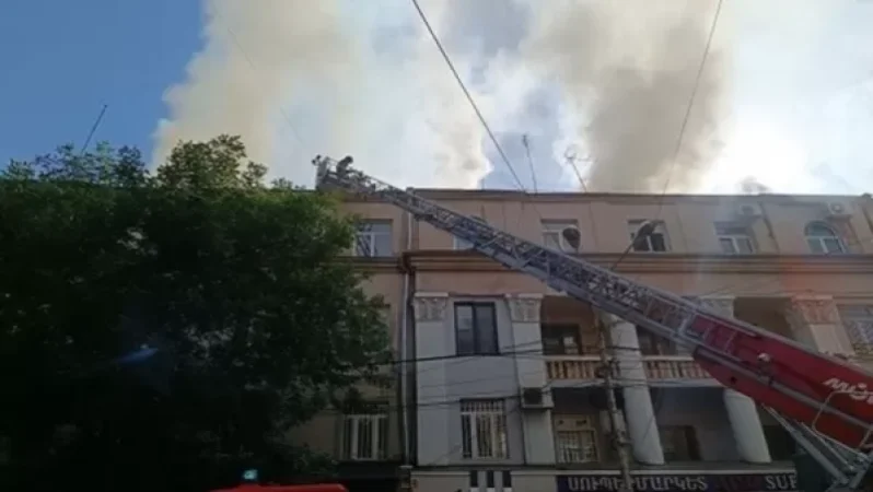 Փրկարարները տարահանում են բնակիչներին. նոր մանրամասներ` Խորենացի փողոցի հրդեհի մասին