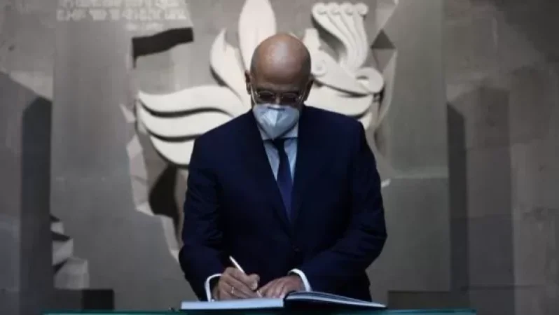 Հունաստանի ԱԳ նախարարը հարգանքի տուրք է մատուցել Հայոց ցեղասպանության նահատակների հիշատակին