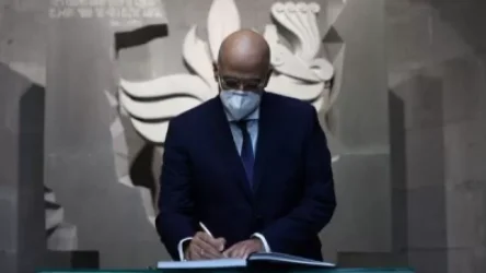 Հունաստանի ԱԳ նախարարը հարգանքի տուրք է մատուցել Հայոց ցեղասպանության նահատակների հիշատակին