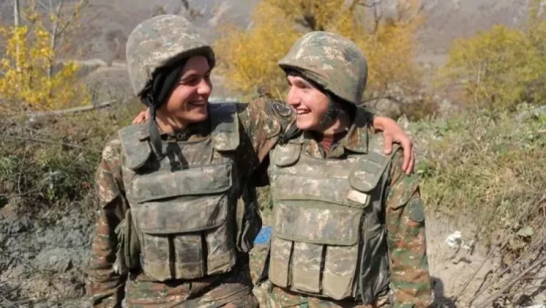 Բանակի հզոր ժպիտը. լուսանկար առաջնագծից