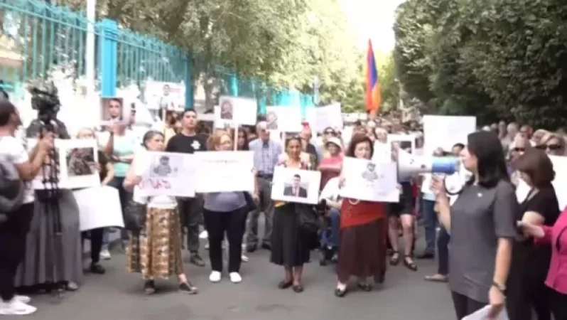 Ալիևի հետ սիլի-բիլի եք անում ու չեք նկատում, թե ինչ է կատարվում ՀՀ-ում. բողոքի ակցիա` Երևանում